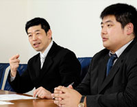 総務・人事部シニアマネジャーの渡辺正明さん（左）と、総務・人事部情報システムチームの杉山崇則さん（右）