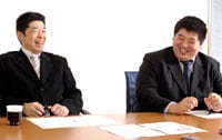 総務・人事部シニアマネジャーの渡辺正明さん（左）と、同情報システムチームの杉山崇則さん（右）